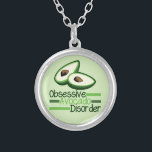 Collar Plateado Verde obsesivo de Guay del desorden del aguacate<br><div class="desc">Amo los aguacates y las comidas sanas verdes. Especialmente en cosas deliciosas tenga gusto del guacamole. Un regalo lindo para un foodie.</div>
