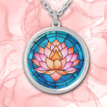 Collar Plateado Vidrio manchado con mosaico rosa de flores de Lotu<br><div class="desc">En este collar se puede apreciar una flor de loto rosa y dorado con un fondo de cristal de mosaico azul. ¡Luminoso y colorido! No olvide ver los pendientes y la cadena de llaves de nuestra tienda.</div>