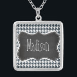 Collar Plateado Vintage Chalkboard look Charcoal Color Houndstoth<br><div class="desc">Te encantará este diseño de pizarra de tiza, elegante y vintage, con diseño de castillos de colores de carbón. Le invitamos a nuestra tienda, Bridal Shower Shop, para ver este fresco diseño retro de pizarra en muchos más productos de personalizable, incluyendo botones de novia, sellos modernos de boda y invitaciones...</div>