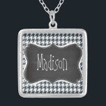 Collar Plateado Vintage Chalkboard look Charcoal Color Houndstoth<br><div class="desc">Te encantará este diseño de pizarra de tiza, elegante y vintage, con diseño de castillos de colores de carbón. Le invitamos a nuestra tienda, Bridal Shower Shop, para ver este fresco diseño retro de pizarra en muchos más productos de personalizable, incluyendo botones de novia, sellos modernos de boda y invitaciones...</div>