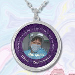 Collar Plateado Violeta de regalo de jubilación de enfermera feliz<br><div class="desc">Nuestros regalos personalizados de retiro de enfermeras Happy Plated Necklace es una hermosa y sentimental opción de regalo para enfermeras jubiladas. Esto está diseñado para honrar sus años de trabajo duro y dedicación. Incluye una foto, y se puede personalizar el texto. El collar sirve como recordatorio de su impacto en...</div>