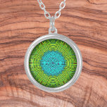 Collar Plateado Weave Mandala Azul y Verde<br><div class="desc">Esta manala funky tiene un estilo de hilo trenzado de color verde y azul. Imágenes psicodélicas para el hippie moderno o para cualquiera que ame los colores vivos.</div>