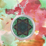 Collar Plateado Weave Mandala Green Blue and Purple<br><div class="desc">Este funky mandala presenta un estilo de tejado de cestas verde,  azul y morado. Imágenes psicodélicas para el hippie moderno o para cualquiera que ame los colores vivos.</div>