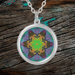 Collar Plateado Weave Mandala Naranja Verde y púrpura<br><div class="desc">Este funky mandala presenta un estilo verde,  naranja y violeta en un estilo de tejado de cestas. Imágenes psicodélicas para el hippie moderno o para cualquiera que ame los colores vivos.</div>