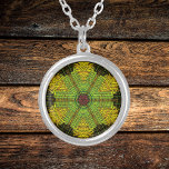 Collar Plateado Weave Mandala Verde Amarillo y Rojo<br><div class="desc">Esta manala funky presenta amarillo,  verde y rojo en un estilo de tejido de canasta. Imágenes psicodélicas para el hippie moderno o para cualquiera que ame los colores vivos.</div>