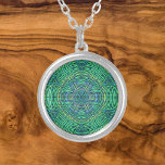 Collar Plateado Weave Mandala Verde y Azul<br><div class="desc">Este funky mandala presenta un estilo verde y azul en un estilo de tejado de cestas. Imágenes psicodélicas para el hippie moderno o para cualquiera que ame los colores vivos.</div>