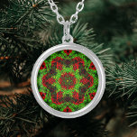 Collar Plateado Weave Mandala Verde y Rojo<br><div class="desc">Este funky mandala presenta un estilo festivo verde y rojo en un estilo de tejado de cestas. Imágenes psicodélicas para el hippie moderno o para cualquiera que ame los colores vivos.</div>