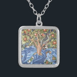 Collar Plateado William Morris Woodpecker Tapestry Floral Vintage<br><div class="desc">William Morris Woodpecker Tapestry Floral Vintage Art Muestra un pájaro carpintero sentado en la rama de un árbol frutal y presenta un fondo ornamental distintivo de hojas azules y fruta naranja. Arte de William Morris Movement: Artes y artesanías británicas / Art Nouveau Hermoso diseño artístico artístico floral de estilo de...</div>