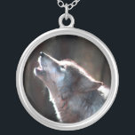 Collar Plateado Wolf Howling Lone Wolf<br><div class="desc">Lobo aullando,  si amas a los lobos o eres un lobo solitario esto es para ti. Lleva a este lobo salvaje a casa contigo y vive en el lado salvaje.</div>
