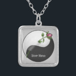 Collar Plateado Yin Yang Rosa<br><div class="desc">Collares de Rosa Yin Yang, ropa, camisetas de Yin Yang, Boda, regalos de San Valentín, regalos El día de San Valentín de ArtMuvz Ilustracion. PARA PERSONALIZAR, agregue su nombre o agregue texto en su lugar. ¡Prepárate para el Día de San Valentín con nuestros regalos festivos y ropa romántica! Perfecto para...</div>
