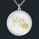 Collar Plateado Yoga de la palabra del oro del *~* con el oro<br><div class="desc">Si usted se encuentra atraído a este collar potente, confíelo en. Ninguna necesidad de entender "porqué". La imagen es tipografía de la palabra "yoga" hecha en una fuente moderna junto con un loto del oro. Hay una mancha ligera de la acuarela de la turquesa detrás de la yoga del texto...</div>