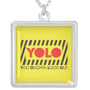 Collar Plateado YOLO con la precaución roja