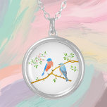 Collar redondo de aves azules<br><div class="desc">Los pájaros voladores orientales sólo se encuentran en América del Norte. Mientras que los colores de las aves femeninas no son tan brillantes como los de los hombres, ambas muestran fascinantes gargantas azules y rojizas-naranjas y pechos con una parte inferior blanca. La imagen y el fondo se pueden personalizar. El...</div>