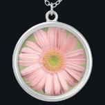 Collar rosado del Gerbera<br><div class="desc">Un gerbera hermoso en un ojo verde muy rosa claro y suave hace esto un colgante precioso del collar. Un regalo magnífico para una mujer o un adolescente.</div>