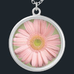 Collar rosado del Gerbera<br><div class="desc">Un gerbera hermoso en un ojo verde muy rosa claro y suave hace esto un colgante precioso del collar. Un regalo magnífico para una mujer o un adolescente.</div>