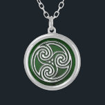 Collar verde irlandés de Triskelion del nudo<br><div class="desc">Collar verde irlandés de Triskelion del nudo céltico. Un collar temático céltico o irlandés hermoso que ofrece un fondo verde y un triskelion céltico del nudo en el centro. Un gran pedazo de joyería irlandesa para cualquier mujer u hombre. Hace un gran regalo de la dama de honor para su...</div>