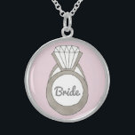 Collares de Boda de donativos de la BRIDE de anill<br><div class="desc">El collar presenta un ilustracion de marca original de un anillo de diamante en un fondo rosa pálido,  con BRIDE en una divertida fuente gris. ¡Ideal para bodas,  duchas de novias y compromisos!</div>