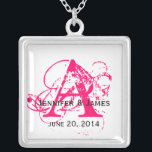 Collares de encargo de la boda de la fecha de los<br><div class="desc">Monograma,  nombres y collares de encargo de la boda de la fecha. Personalizar con usted nombres,  casando la fecha,  la inicial del monograma y opciones del color. Haga los grandes regalos para la criada del honor,  damas de honor,  florista,  madre de la novia de la novia,  madre del novio.</div>