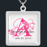 Collares de encargo de la boda de la fecha de los<br><div class="desc">Monograma,  nombres y collares de encargo de la boda de la fecha. Personalizar con usted nombres,  casando la fecha,  la inicial del monograma y opciones del color. Haga los grandes regalos para la criada del honor,  damas de honor,  florista,  madre de la novia de la novia,  madre del novio.</div>