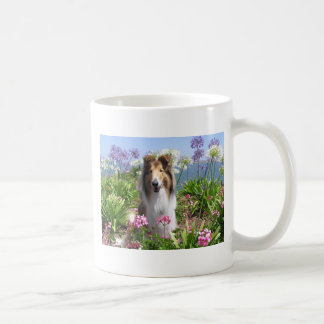 Collie áspero en taza de las flores