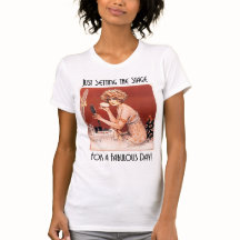 Colocando la camiseta de la mujer escénica