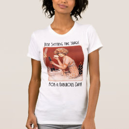 Colocando la camiseta de la mujer escénica