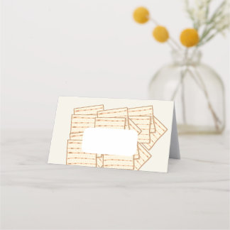 colocar tarjetas con vino y matzah