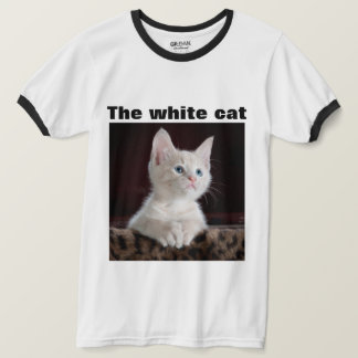 Color blanco de camiseta con un diseño distintivo
