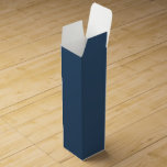 Color de tendencia - Caja de vino azul grave<br><div class="desc">Presentamos el color primaveral de moda: Serious Blue. Esta moderna y elegante bodega le da un toque elegante a sus regalos. Su diseño, sencillo y limpio, en tonos sólidos, ofrece un encanto intemporal. Explore los colores de nuestra tendencia primaveral para obtener más productos a la misma sombra o descubra otros...</div>