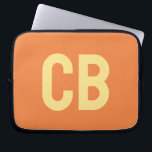 Color de tendencia Fresco Funda para Portátil Tang<br><div class="desc">Presentamos el color primaveral de moda: Tangerina fresca. Funda portátil moderna y elegante con monograma de personalizable en una fuente minimalista de color amarillo claro. Su diseño, sencillo y limpio, en un color sólido, ofrece un encanto atemporal y clásico. Explore nuestros colores de tendencia primaveral para obtener más productos del...</div>