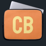 Color de tendencia Fresco Funda para Portátil Tang<br><div class="desc">Presentamos el color primaveral de moda: Tangerina fresca. Funda portátil moderna y elegante con monograma de personalizable en una fuente minimalista de color amarillo claro. Su diseño, sencillo y limpio, en un color sólido, ofrece un encanto atemporal y clásico. Explore nuestros colores de tendencia primaveral para obtener más productos del...</div>