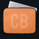 Color de tendencia Fresco Funda para Portátil Tang<br><div class="desc">Presentamos el color primaveral de moda: Tangerina fresca. Funda portátil moderna y elegante con monograma de personalizable en una fuente minimalista de naranja claro. Su diseño, sencillo y limpio, en un color sólido, ofrece un encanto atemporal y clásico. Explore nuestros colores de tendencia primaveral para obtener más productos del mismo...</div>