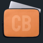 Color de tendencia Fresco Funda para Portátil Tang<br><div class="desc">Presentamos el color primaveral de moda: Tangerina fresca. Funda portátil moderna y elegante con monograma de personalizable en una fuente minimalista de naranja claro. Su diseño, sencillo y limpio, en un color sólido, ofrece un encanto atemporal y clásico. Explore nuestros colores de tendencia primaveral para obtener más productos del mismo...</div>