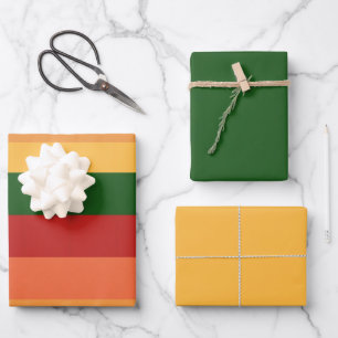 Colores a rayas de hojas de papel de envolvimiento