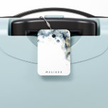 Colores de agua Olas de oro Monograma Etiqueta de<br><div class="desc">Las acuarelas salpican el azul marino y el oro falso imitando las olas y la arena,  convirtiéndose en el accesorio moderno perfecto para sus vacaciones. Toda la información está en un elegante tipo de letra sans serif. Puede emparejarlo con otros elementos de nuestra colección "Watercolor Waves".</div>