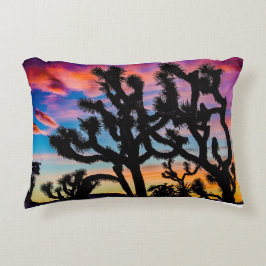Colorida almohada de árbol Joshua con atardecer