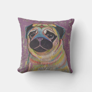 Colorida almohada Pug sobre fondo morado