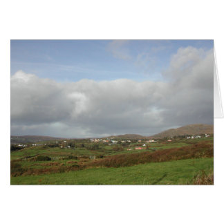 Colorida escena de pueblo irlandés.