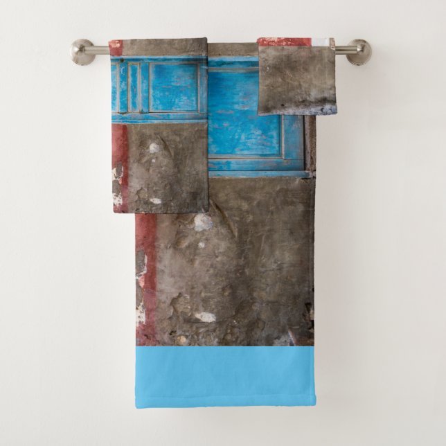 Colorida pared con puerta azul (In situ)