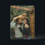 Colorida tarjeta navideña de Feliz<br><div class="desc">Celebra la magia de la temporada con esta tarjeta de Navidades atemporales. Un diseño sencillo pero sofisticado que nunca pasa de moda,  esta tarjeta es ideal para enviar alegría,  gratitud y alegría festiva durante toda la temporada.</div>