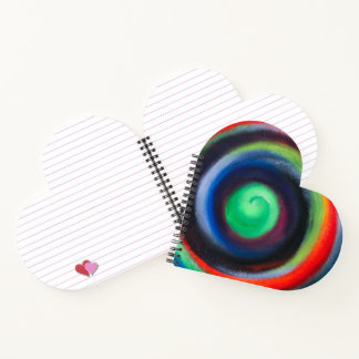 Colorido cuaderno de corazón en espiral