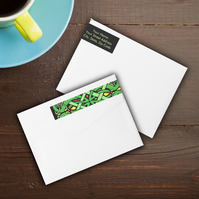 Colorido nudo celta irlandés ornato (Intricate green, red, blue, yellow Irish Celtic knot pattern on wrap around return address labels.)