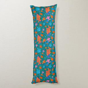 Colorido pez divertido en la almohada del cuerpo d