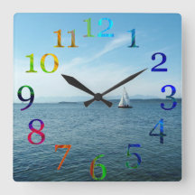 Colorido reloj mural de números.