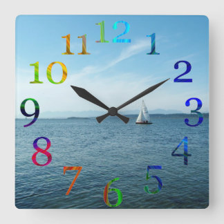 Colorido reloj mural de números.