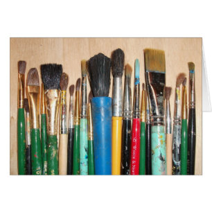 Coloridos pinceles de artistas usados en fila
