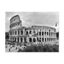 Colosseo romano antiguo de postal blanca y negra