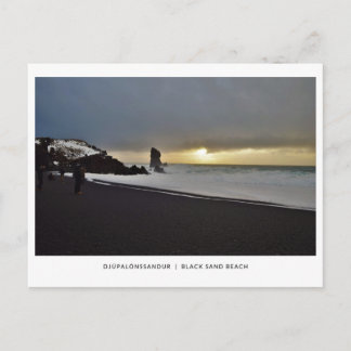 Columnas de Black Sand Beach en el mar, postal isl