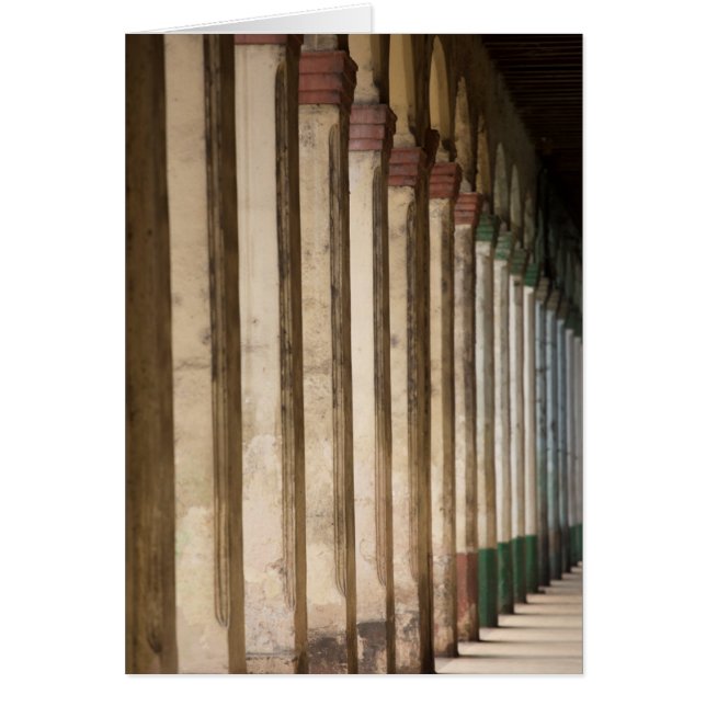 Columnas de edificio, La Habana, Cuba (Frente)