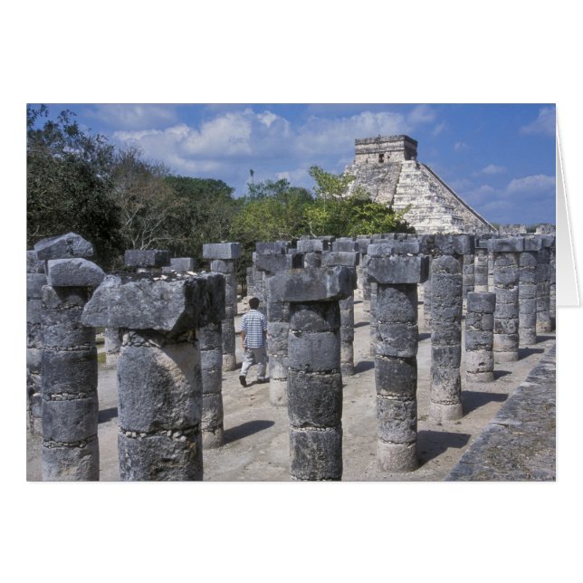Columnas de piedra antiguas en Chichen Itza. Centr (Anverso (Horizontal))